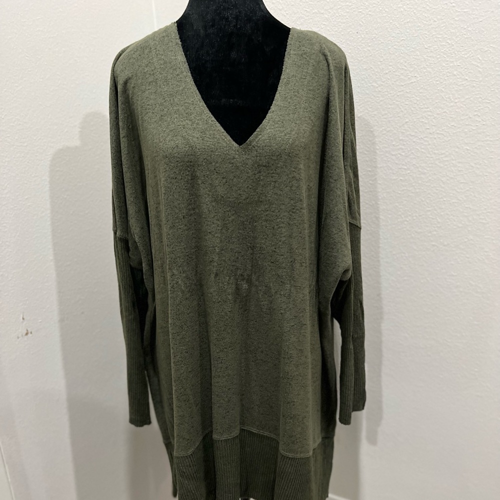 Philosophy 2x green soft, thin sweater.